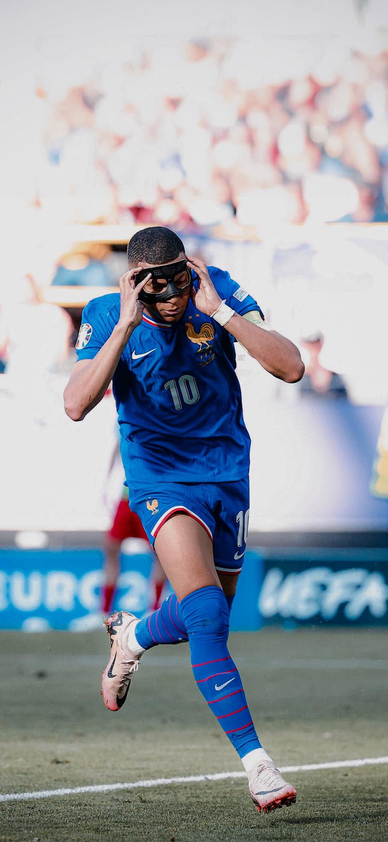 状态出色！狄龙半场16中8轰20分4板（手感火热！狄龙半场16投8中砍下20分4篮板）