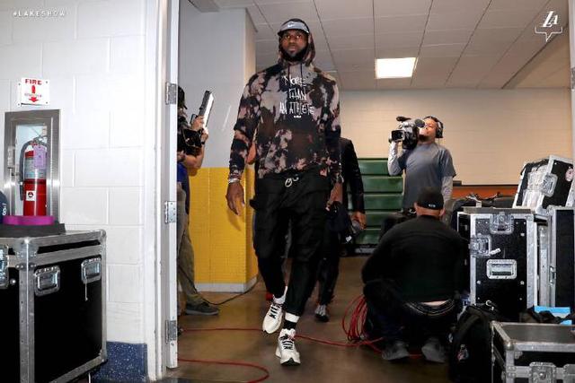 湖人惨败火箭！范德彪遮羞布，八村垒+詹东全崩，艾顿无积极性！（湖人惨遭火箭血洗！范德彪充当遮羞布，八村垒与詹东集体崩盘，艾顿缺乏斗志！）