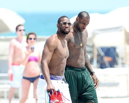 刘伟国：捧起中甲冠军奖杯很激动，明年力争在中超站稳脚跟（刘伟国：中甲夺冠令人振奋，明年力求在中超站稳脚跟）