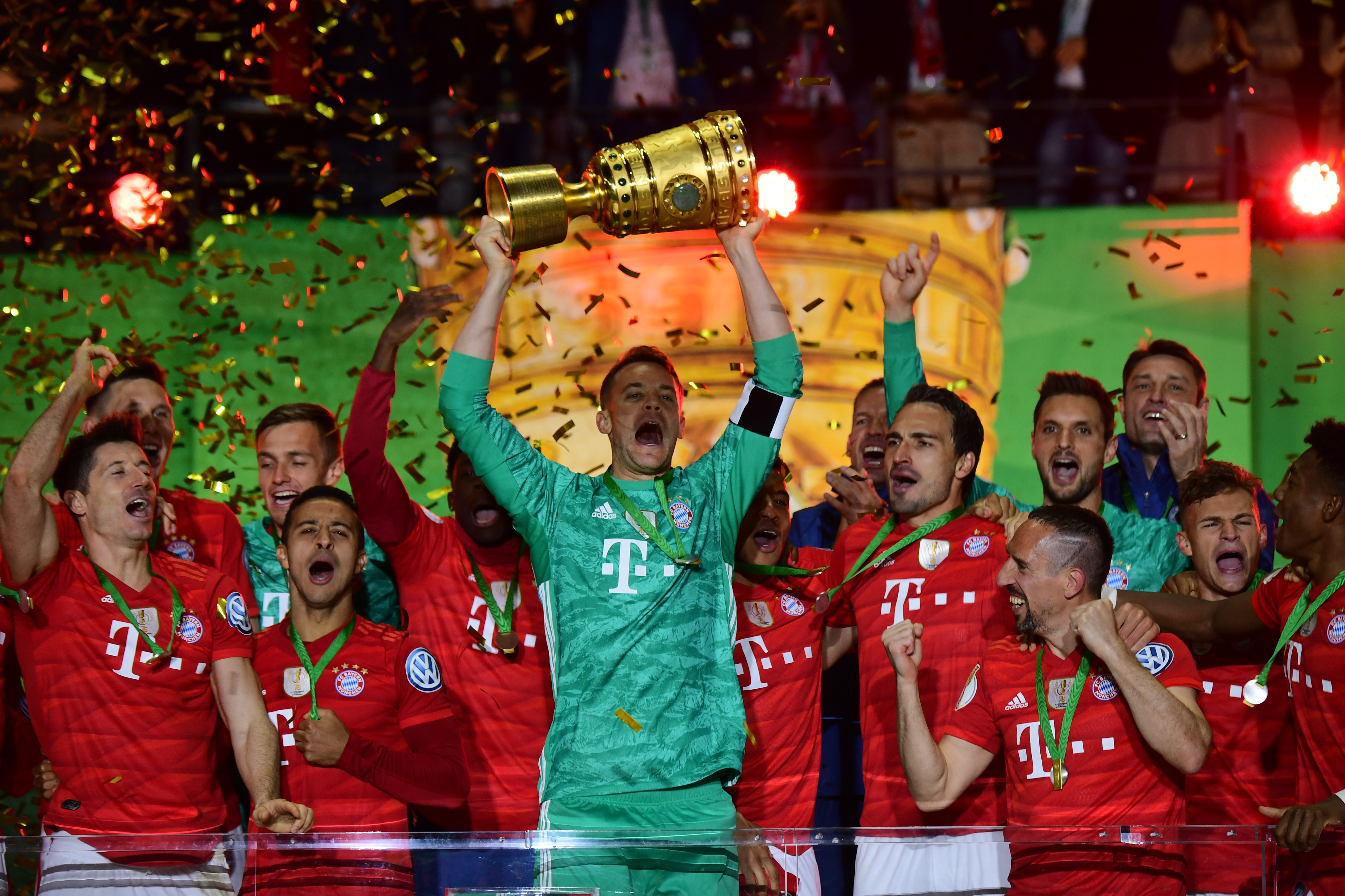 踢球者评德甲第11轮最佳阵容：卡尔、奥利塞、于帕、拜尔入选（踢球者公布德甲第11轮最佳阵容：卡尔、奥利塞、于帕、拜尔在列）