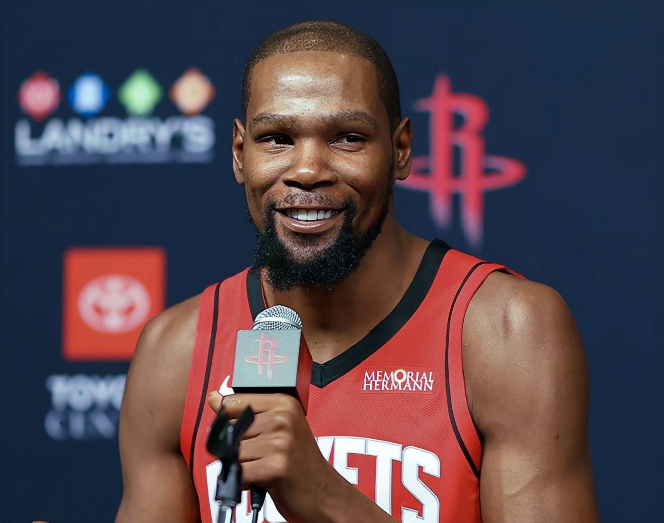 根据最新报道，独行侠队管理层有意在交易市场上寻求浓眉哥的加入。（消息称独行侠管理层正考虑通过交易引进安东尼·戴维斯）