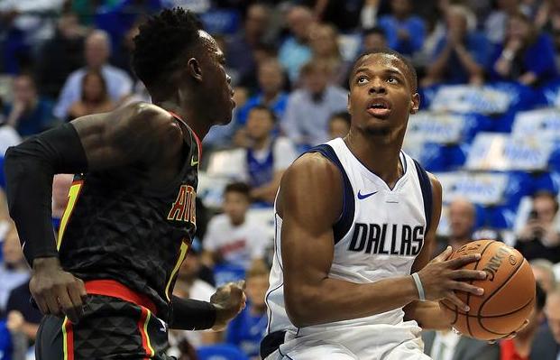 进攻状态拉满！杰伦·布朗打满首节 5中5贡献13分2助（火力全开！杰伦·布朗首节打满，5投5中拿下13分+2助攻）