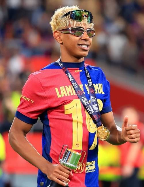 我懂用户晒视频：兰克尔趁队友客场比赛，去俱乐部偷队友的鞋（我懂用户曝视频：兰克尔趁队友客场作战，潜入俱乐部顺走队友球鞋）