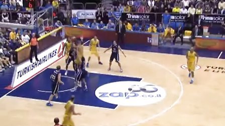 杜兰特跳投落地踩到老队友布鲁斯·布朗脚 裁判回看升级一级恶犯（杜兰特跳投落地踩到布鲁斯·布朗，回看后裁判改判一级恶意犯规）