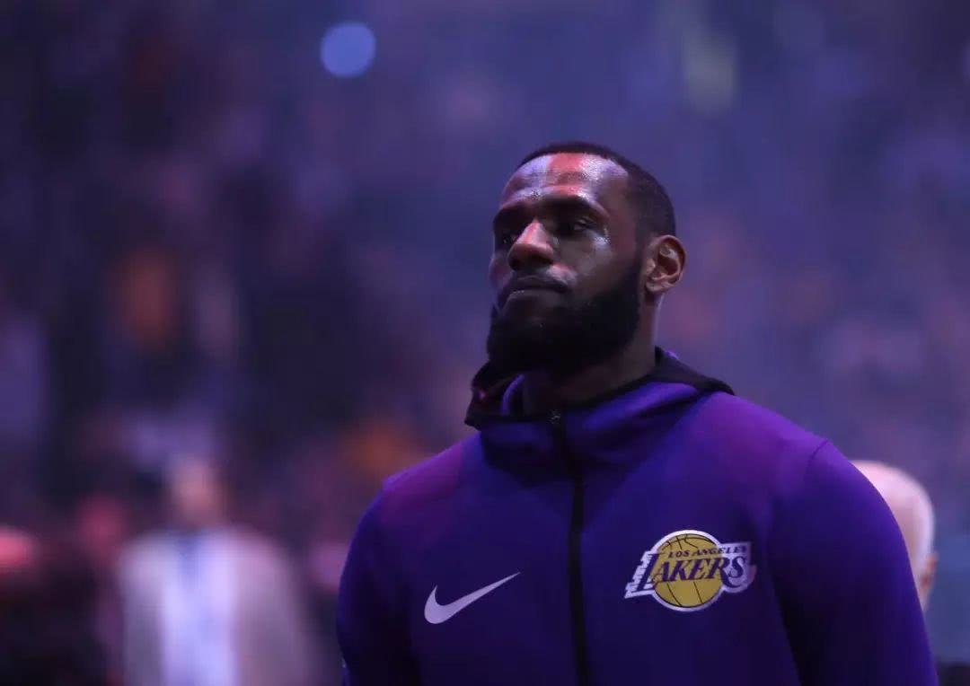 翻修球场，“连滚带爬”为的是“从从容容”（球场翻新，眼下忙乱只为将来从容）