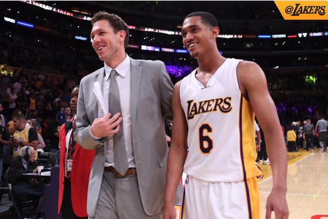 治军严谨！瓜帅要求保持体重曼城头牌乖乖照办 还社媒晒照证明没胖（严格治军！瓜帅下令保持体重，曼城一哥遵令并晒照自证未发福）