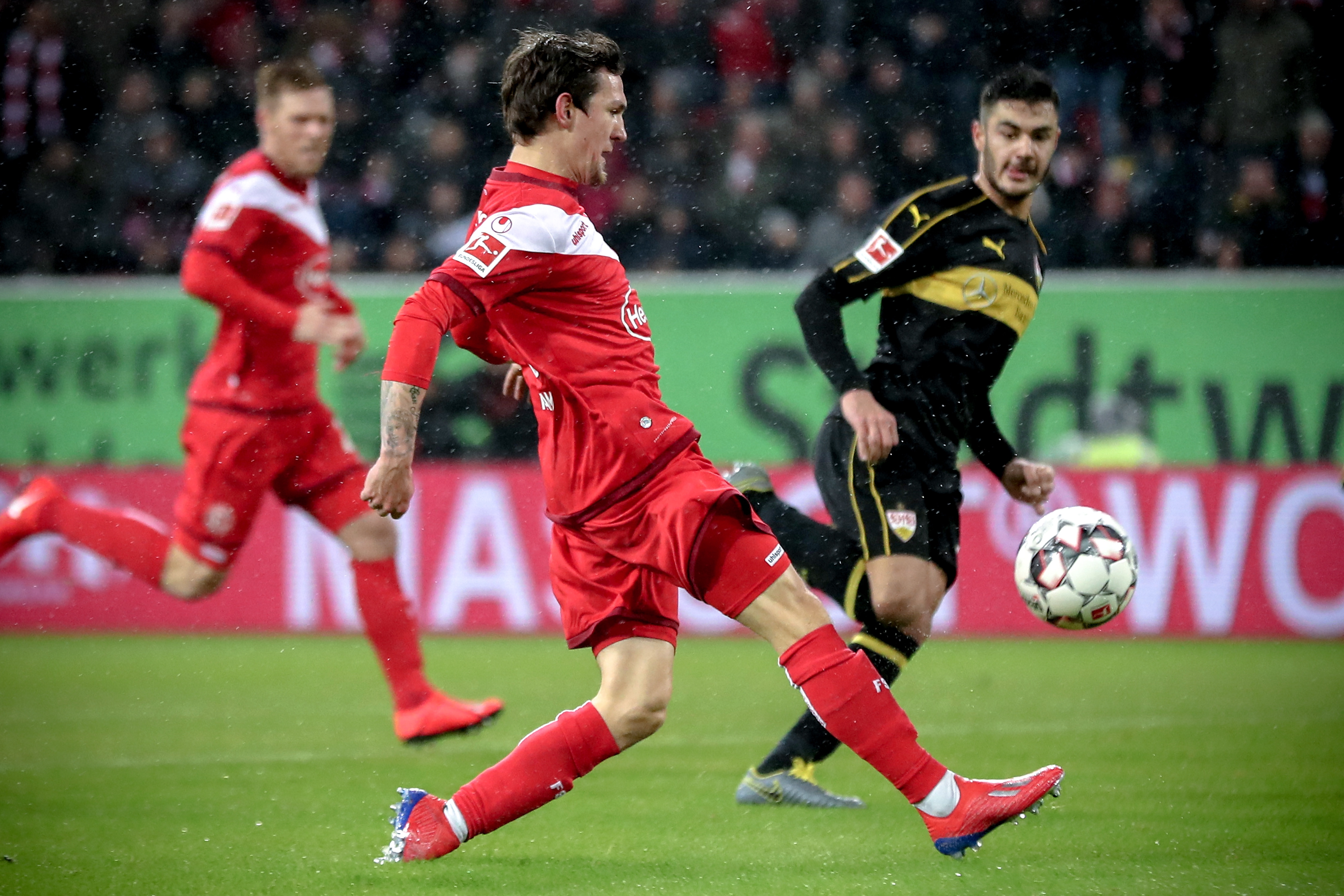 姆巴佩皇马前30场打进18球 C罗同期狂轰27球（姆巴佩皇马首30战进18球，C罗同期轰入27球）